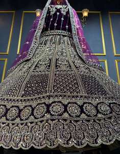 Lehenga de mariée en velours vérifié, entièrement brodé, avec une grande évasée et six couleurs, adapté aux fêtes et aux événements - Product Image 1