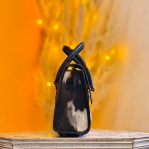 Sac fourre-tout mini Speedy en cuir véritable 100% avec motifs floraux sculptés à la main, motif damier et fourrure de vache - Product Image 4