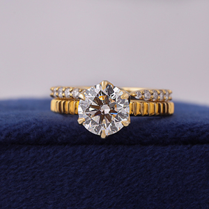 Ensemble de bague de fiançailles avec diamant de laboratoire rond de 1,50 carat, bande côtelée, ouverture ajustable, certifié IGI - Product Image 1