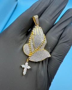 Colgante de moissanita con manos en oración y cruz, plata 925, chapado en oro de 18 quilates, joyería religiosa cristiana unisex. - Product Image 1