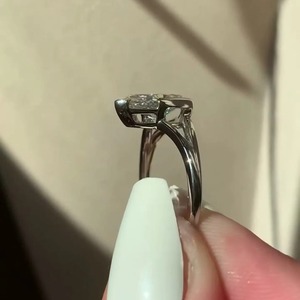 Anillo de Compromiso con Diamante Cultivado en Laboratorio Marquise, VVS+, Color D-F, Media Montura, Aro Dividido, Oro Amarillo de 14K, Certificado IGI, para Mujer - Product Image 4