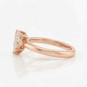 Anillo de Mujer Romántico con Moissanita Chapada en Oro Rosa de 18k, Diseño de Corazón con Diamantes Brillantes Engastados en Puntas - Product Image 3