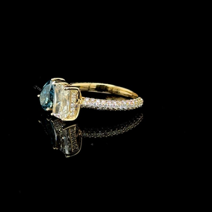 Anillo Toi Et Moi con Diamante Radiante y Azul Corte Pera y Piedras Laterales en Oro Amarillo, Anillo de Compromiso de Lujo, Joyería Fina, Regalo para Ella - Product Image 2