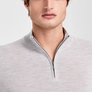 เสื้อสเวตเตอร์ผู้ชายสีเทาอ่อน คอกลม ผ้าฟลีซ ทรงปกติ แขนยาว สีพื้น เป็นมิตรกับสิ่งแวดล้อม เหมาะสำหรับใส่ในฤดูหนาว สไตล์สตรีทแวร์ - Product Image 4