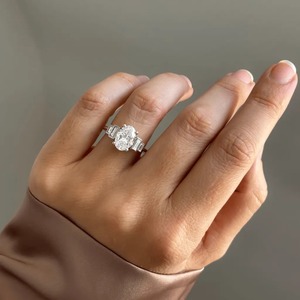 Anillo de Diamante Ovalado de 2.50CT Cultivado en Laboratorio, Anillo de Dos Tonos, Proveedor de Joyería Nupcial - Product Image 2