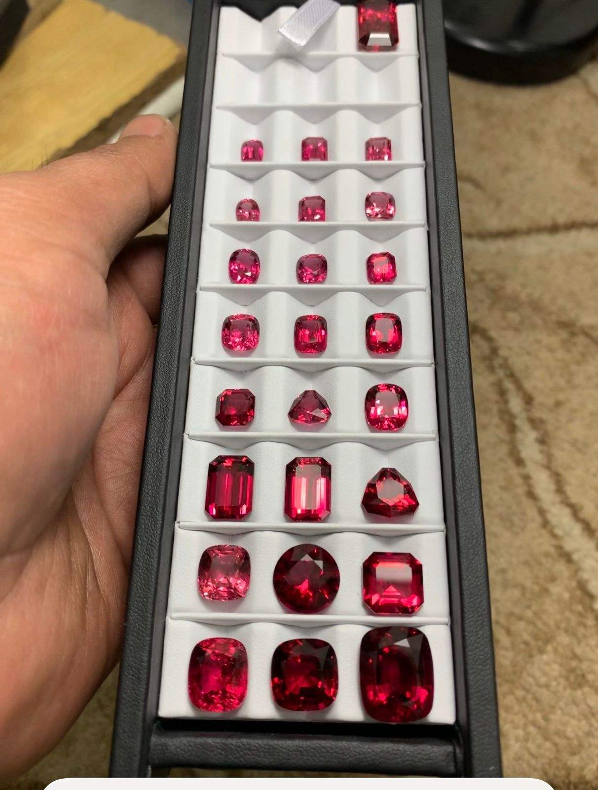 Complete Lot 126.80 Carat Lot 25 Pieces