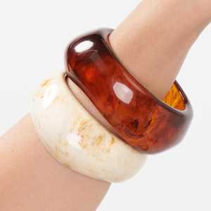 Bracelet manchette artisanal en résine marbrée, large et massif, avec dôme convexe, imitation jade émeraude et écaille de tortue - Product Image 2