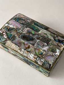 Boîte à souvenirs de luxe en mosaïque de nacre, faite à la main, pour le rangement de bijoux, accessoires, objets de valeur et cadeaux - Product Image 5