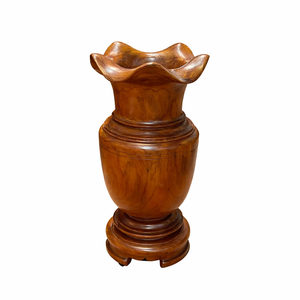 Un florero sólido hecho de madera aromática, de 22 cm de tamaño. - Product Image 4