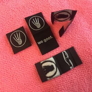 Étiquettes tissées personnalisées faites à la main avec logo, en damassé, lavables, bords découpés au laser, pli central, pour vêtements, chemises, faible MOQ - Product Image 2