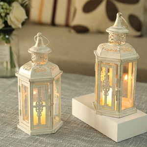 Lujosa Linterna Metálica Hexagonal con Diseño Intrincado para Decoración del Hogar y Bodas - Product Image 1