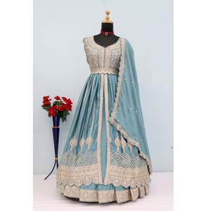 Presentamos el traje Salwar Kameez de diseñador Gulkayra Meenat, en tejido Chinon pesado con bordados y detalles. - Product Image 1