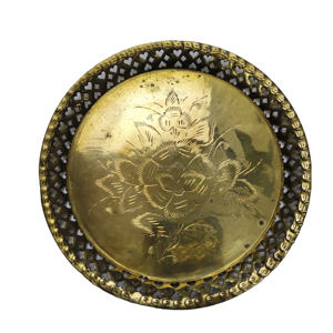 ถาดเสิร์ฟทรงกลมทองเหลืองวินเทจ พร้อมลวดลายดอกไม้สลักอย่างประณีต และขอบรูปหัวใจแบบเจาะรู – สินค้าสีทองโบราณ - Product Image 1