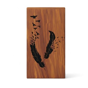 Urne funéraire artisanale en bois de rose de style américain avec gravure de plumes et d'oiseaux, écologique et durable, marron/noir/naturel - Product Image 1