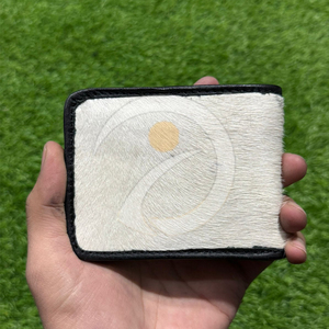 Cartera de Cuero Natural con Pelo de Vaca, Hecha a Mano, Delgada, Bifold, Tarjetero, Funcional y de Diseño Compacto - Product Image 1