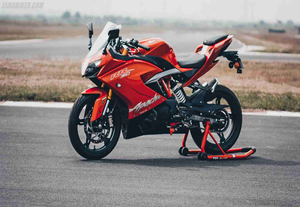 Motocicleta TVS "APACHE RR 310" Deportiva Roja con Asiento Negro y Escape Plateado en la Pista, TVS Apache RR 310 Plateada - Product Image 6