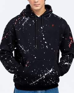 Sudadera con capucha negra para hombre con estampado en spray blanco y rojo, corte regular, algodón French Terry, estilo casual con bolsillo canguro. - Product Image 1