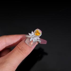 Bague de fiançailles tendance en argent sterling 925 avec diamant CZ jaune, motif floral en forme de cœur, design Halo, pour anniversaire ou mariage - Product Image 2