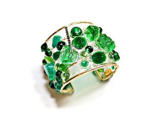 Bracelet en résine artisanale avec fleurs pressées vertes |   Bracelet large irrégulier à motif distinctif |   Art époxy inspiré de la nature - Product Image 1