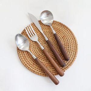 Ensemble de couverts classiques en métal avec manche en bois, design intemporel pour une prise en main confortable, adapté aux dîners formels et à l'usage quotidien - Product Image 6