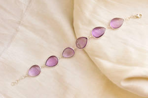 กำไลข้อมือทำมือประดับพลอยลาเวนเดอร์อเมทิสต์ทรงลูกแพร์จากธรรมชาติ  ตัวเรือนเงินแท้ 925 - Product Image 5