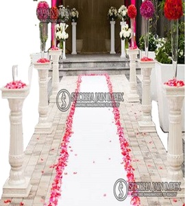 Elegantes y Modernos Pilares de Pasillo Tallados en Plástico Reforzado con Fibra Dorada para Decoración de Bodas - Product Image 1