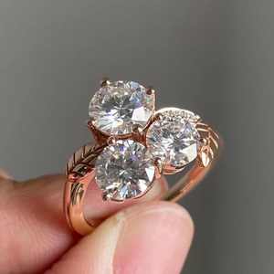 Anillo de Moissanita de 2.50CT con Corte Redondo, Tres Piedras, Banda de Filigrana con Diseño de Hoja, Plata 925 Original con Baño de Oro, Joyería Fina de Estilo Vintage - Product Image 4