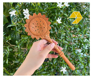 ช้อนกรองชาไม้ลายดอกทานตะวัน สีแดง ไม้เนื้อแข็ง สำหรับชาใบ ชาซันฟลาวเวอร์ เวียดนาม ช้อนไม้ลายดอกทานตะวัน ช้อนไม้ลายดอกไม้ รุ่นใหม่ 2026 - Product Image 1