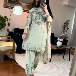 Traje de seda elástico Ramdev Trading para mujer, diseño de Lehenga Choli, ideal para fiestas, bodas y Diwali, hecho con materiales reciclados. - Product Image 1