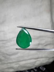 Émeraude naturelle zambienne de 4,54 carats, taille poire, pierre précieuse verte en vrac pour la fabrication de bijoux, vente en gros - Product Image 1