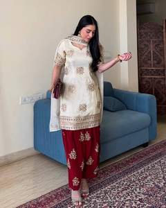 Ensemble haut, bas et dupatta en soie Chinon avec broderies lourdes, travail de broderie à la main et dentelle - Product Image 3