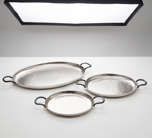 Plateau de service ovale rond en argent, plateau en métal lourd texturé, article de vaisselle de cuisine et de salle à manger en stock - Product Image 2
