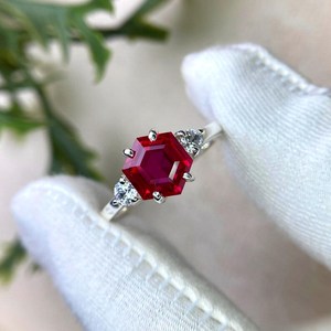 แหวนหมั้นพลอยทับทิมสำหรับผู้หญิง แหวนพลอยสีแดง เงินสเตอร์ลิงหรือทองคำแท้ ของขวัญเครื่องประดับประจำเดือนกรกฎาคม - Product Image 1