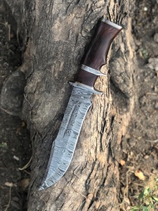 Couteau Bowie de camping personnalisé fait main, pointe clip, acier Damas, épaisseur de lame 3 mm, manche en bois non réglable, cuir - Product Image 1