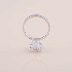 Anillo de Compromiso con Diamante Cultivado en Laboratorio de Corte Princesa de 1.00ct y Banda con Incrustaciones de Diamantes Redondos de 0.49ct en Oro Blanco de 18K - Product Image 4