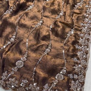 Sari en satin avec perles Lehariya, sequins et broderies Zari, accompagné d'un chemisier de créateur et d'une bordure ajourée - Product Image 5