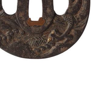 Tsuba japonais de la période Edo en fer avec incrustation dorée, motif dragon et vagues brutes, garde de sabre rond non marqué - Product Image 4
