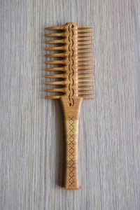 Mini Peine de Madera Ecológico Hecho a Mano, Peine de Bolsillo de Bambú, Regalo Artesanal Natural - Product Image 5