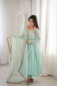 Ensemble Anarkali trois pièces élégant et moderne avec robe, pantalon et dupatta, col en dentelle (avant et arrière) pour les occasions de fête - Product Image 3