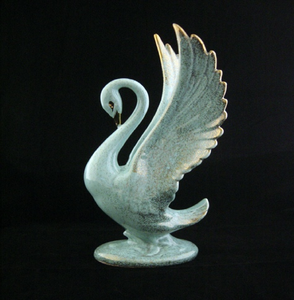 Escultura de sello de piedra jabonosa hecha a mano con un pequeño pez equilibrado en su cola curva, disponible a precios de mayorista. - Product Image 2