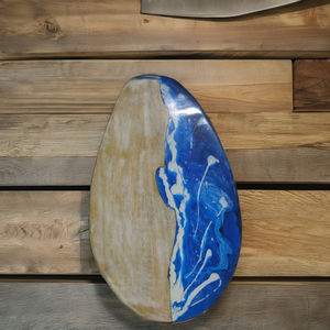 Tabla de Cortar de Resina Azul y Blanca, Diseño Elegante y Duradero con Madera Natural para Tabla de Quesos o Tabla para Servir - Product Image 1