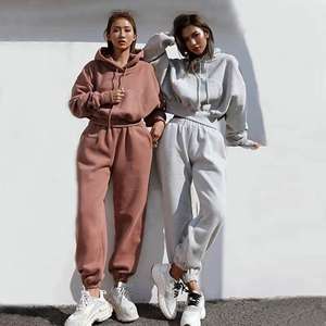 Fabricant sur mesure de survêtements pour femmes, ensembles de 2 pièces, sweat-shirt à capuche court et pantalon de survêtement long avec poches - Product Image 1