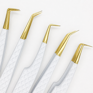 Pince à cils professionnelle en acier inoxydable texturé blanc personnalisée de qualité supérieure avec pointe dorée pour extensions de cils volume - Product Image 5