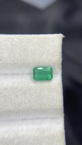 Esmeralda Zambiana Natural Certificada, Corte Octogonal, con Buen Brillo, Piedra Preciosa Suelta para Joyería, 0.88 Quilates - Product Image 5