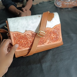 Sac bandoulière en cuir véritable style bohème avec fourrure, qualité supérieure, style cowgirl, à prix de gros - Product Image 5