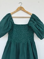 Robe longue trapèze verte à pois avec manches courtes et col carré, coupe décontractée, idéale pour l'été et les soirées en jardin