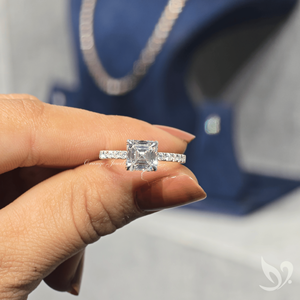 Anillo de Compromiso con Diamante Cultivado en Laboratorio, Corte Asscher de 2 Quilates, Certificado por IGI |   Anillo de oro macizo de 10 quilates con halo oculto - Product Image 5