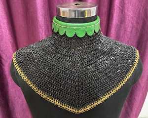 Collar de Armadura de Malla de Acero Hecho a Mano con Borde Chapado en Oro y Adorno Verde para Uso en Festivales - Product Image 1