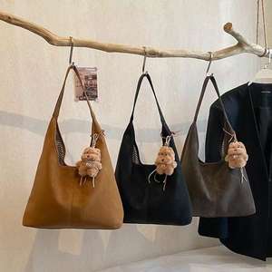 Nouveau sac à dos vintage tendance pour femme, grande capacité, en PU, avec pendentif, sac à bandoulière polyvalent pour le travail et les trajets quotidiens - Product Image 1