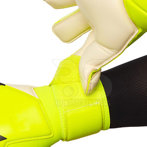 Guanti da portiere leggeri, progettati per reazioni rapide, comodi da indossare e ideali per le sessioni di calcio. Guanti da portiere ad alte prestazioni. - Product Image 4
